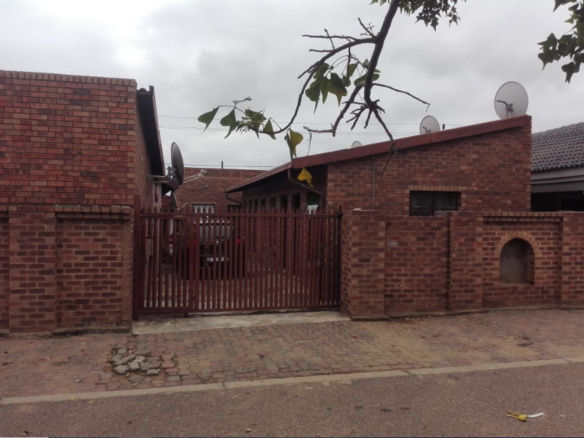 R 1 320 000 Bond Costs 3 Bedroom House for Sale in Ebony Park Midrand, Ebony Park, Midrand Bedrooms3 Bathrooms1 Garages1