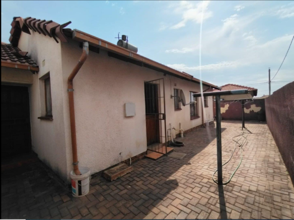 R 990 000 3 Bedroom House for Sale in Clayville Midrand, Clayville, Midrand Bedrooms3 Bathrooms1 Garages3