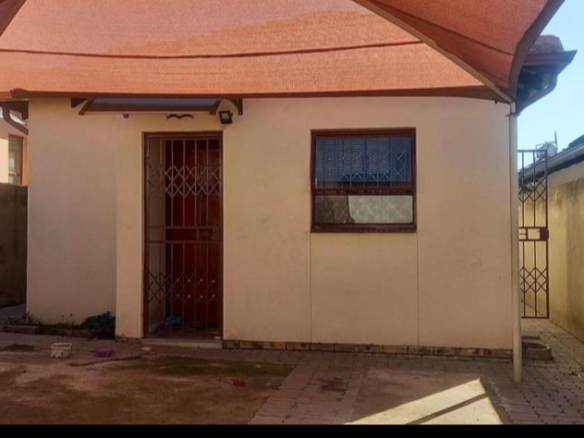 R 785 000 2 Bedroom House for Sale in Clayville Midrand, Clayville, Midrand Bedrooms2 Bathrooms1 Garages1