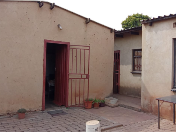 R 680 000 1 Bedroom House for Sale in Tswelopele Midrand,