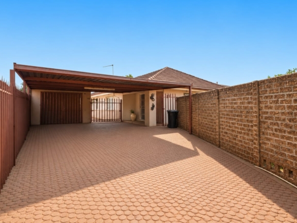 A beautiful property set on a spacious 560m² yard in the sought-after area of Klopperpark