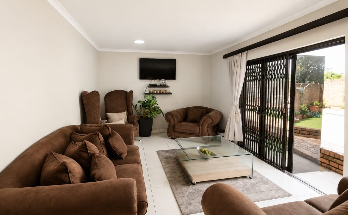 A beautiful property set on a spacious 560m² yard in the sought-after area of Klopperpark
