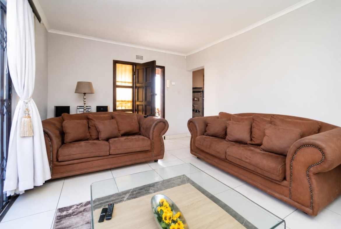 A beautiful property set on a spacious 560m² yard in the sought-after area of Klopperpark