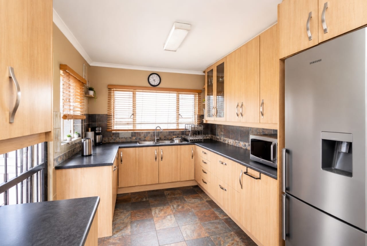 A beautiful property set on a spacious 560m² yard in the sought-after area of Klopperpark