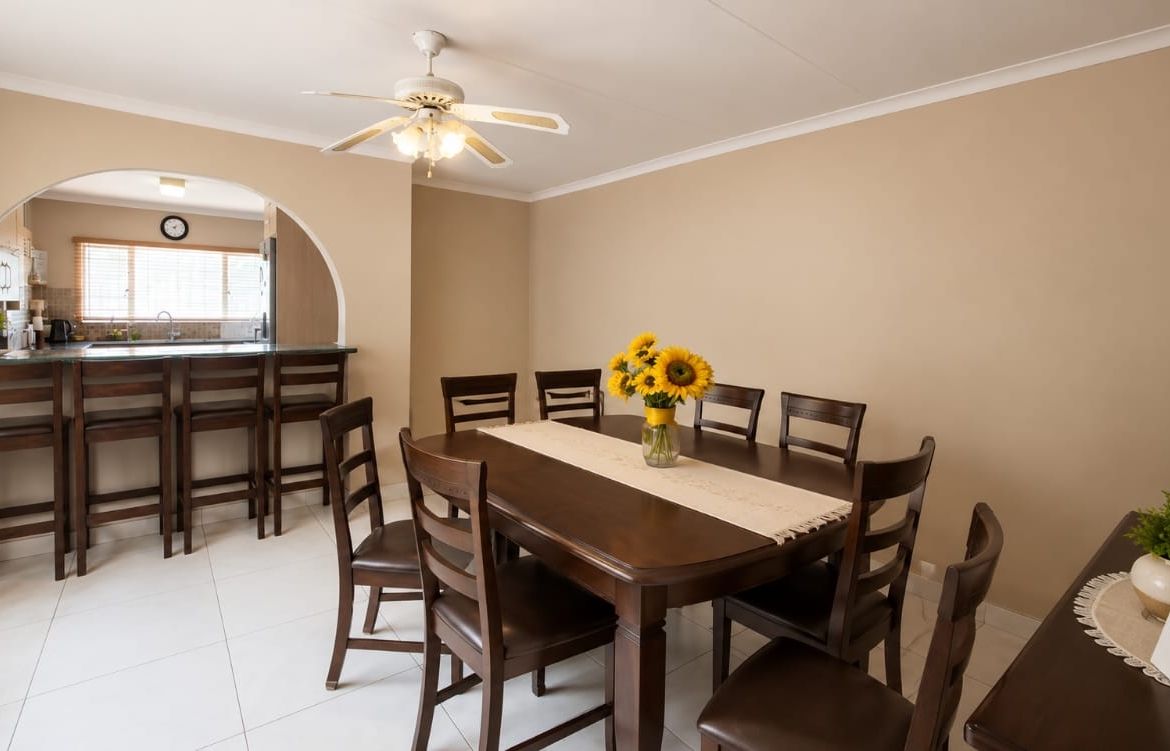 A beautiful property set on a spacious 560m² yard in the sought-after area of Klopperpark