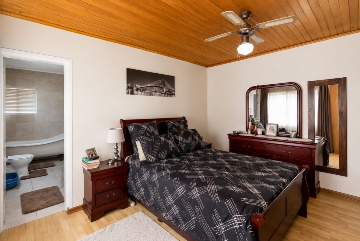 A beautiful property set on a spacious 560m² yard in the sought-after area of Klopperpark