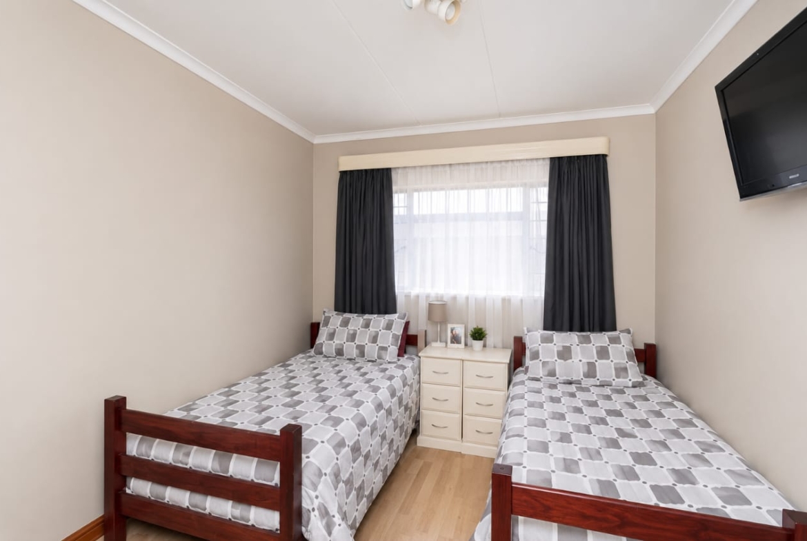 A beautiful property set on a spacious 560m² yard in the sought-after area of Klopperpark
