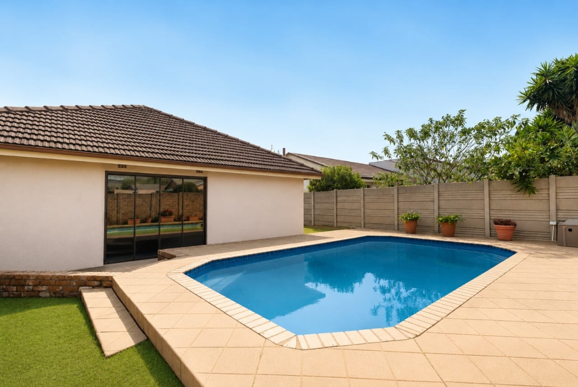 A beautiful property set on a spacious 560m² yard in the sought-after area of Klopperpark