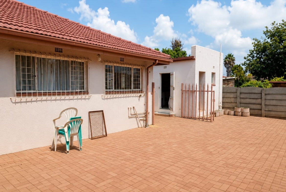 A beautiful property set on a spacious 560m² yard in the sought-after area of Klopperpark