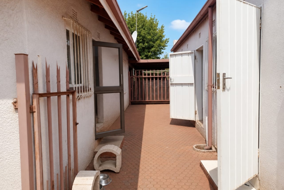 A beautiful property set on a spacious 560m² yard in the sought-after area of Klopperpark
