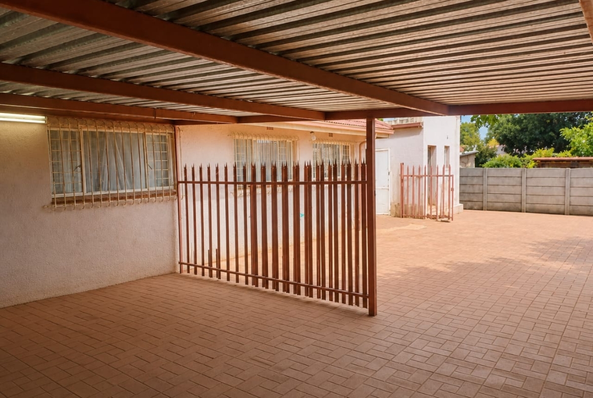 A beautiful property set on a spacious 560m² yard in the sought-after area of Klopperpark
