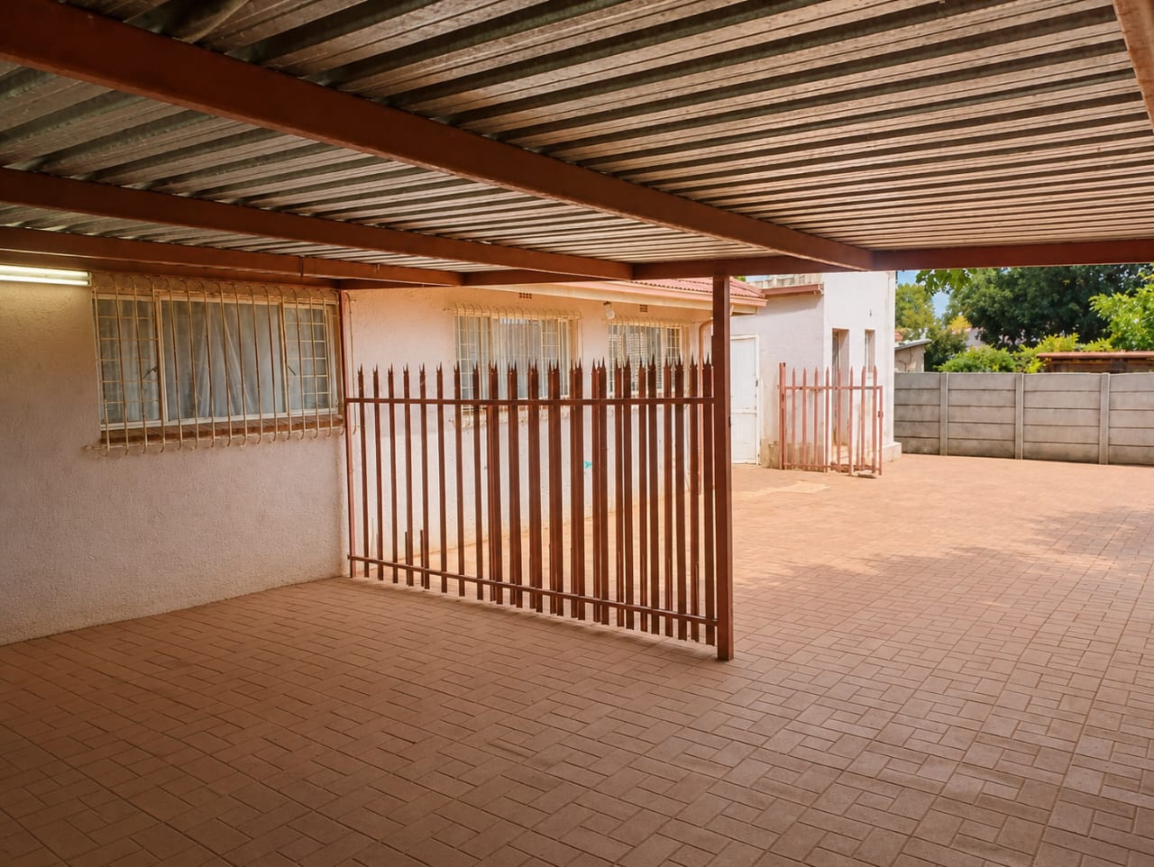 WhatsApp Image 2026-06-18 at 1.48.05 PM A beautiful property set on a spacious 560m² yard in the sought-after area of Klopperpark