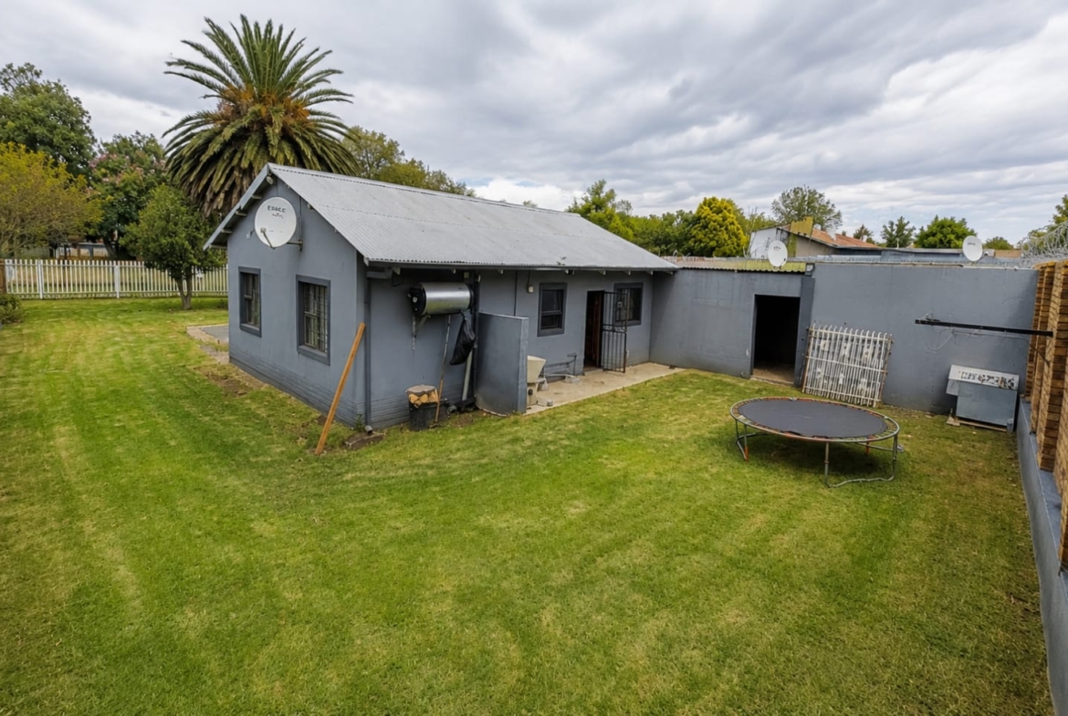 Spacious 3-Bedroom Family Home on a Generous Erf in Comet, Boksburg
